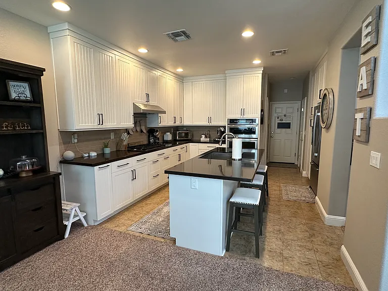 1075 Gamay Dr — Photo 9