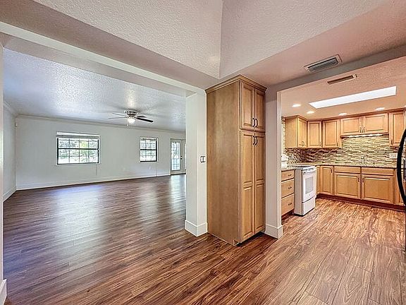 4th image of 17077 Old Country Ln
