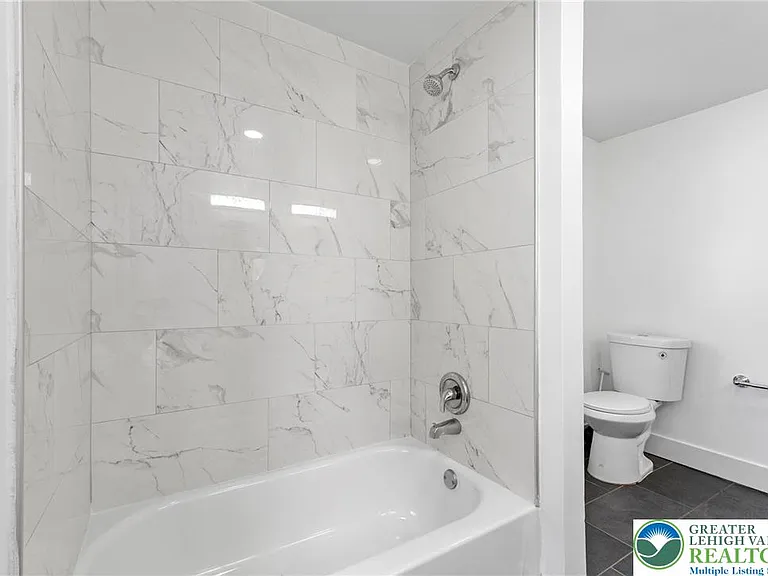 409 E Washington Ave — Photo 10