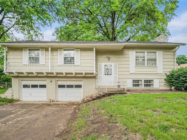9234 Woodson Dr, Overland Park, KS 66207