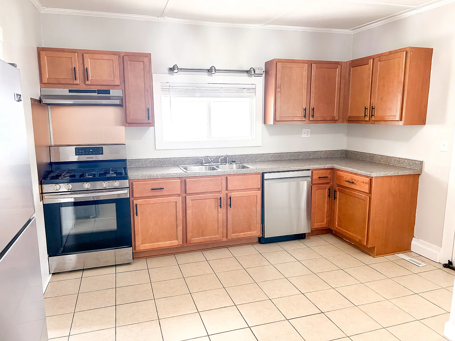 3 bed, 1600 sqft, $1,650 — Photo 4