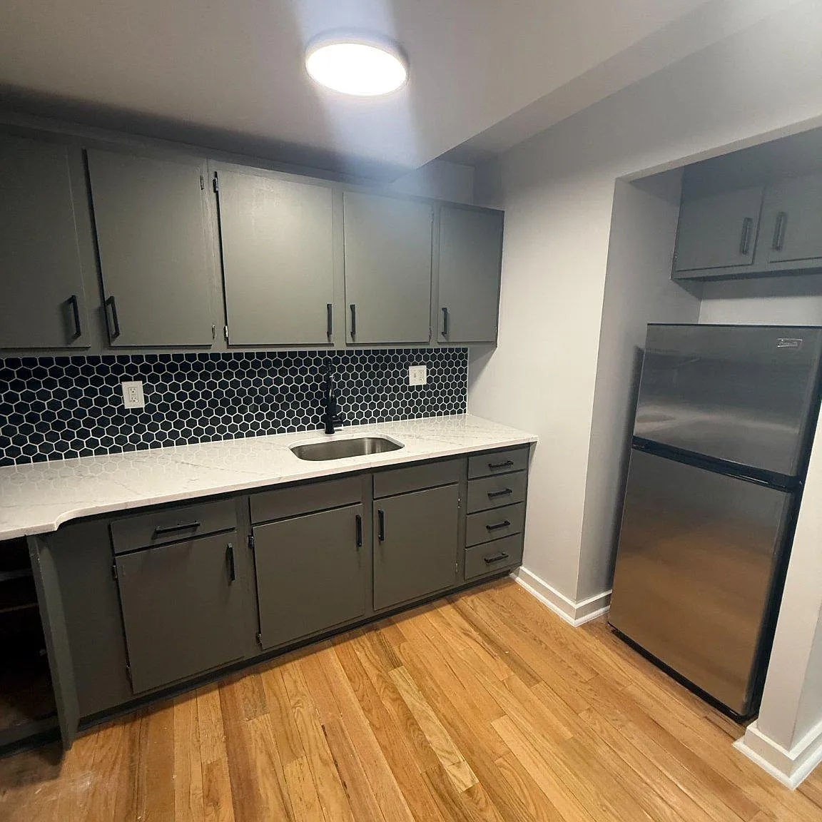 2 bed, 1.0 bath, 832 sqft, $2,100 — Photo 2