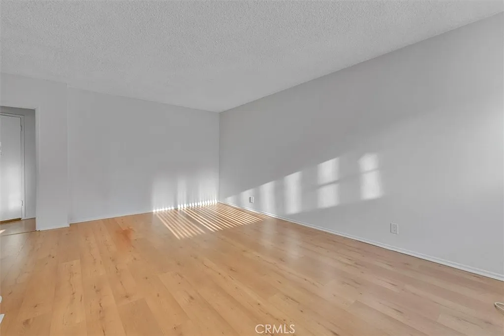 1 bed, 930 sqft, $1,975 — Photo 4