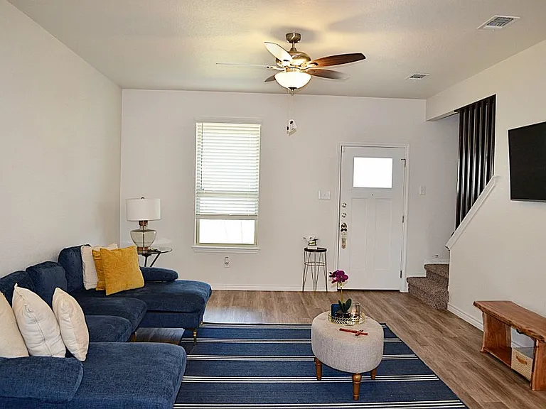 107 Logan Ct #B — Photo 5