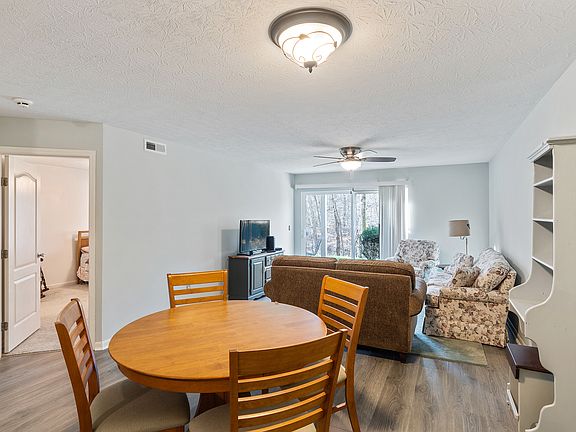 2nd image of 5882 Stonebridge Cir APT 103
