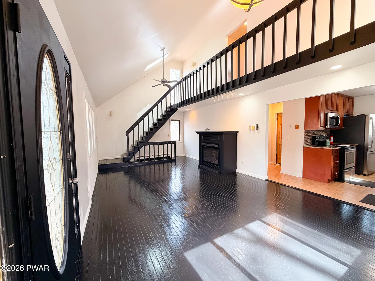 3 bed, 2.0 bath, 1100 sqft, $2,400 — Photo 2
