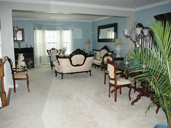 4th image of 380 Chessington Dr