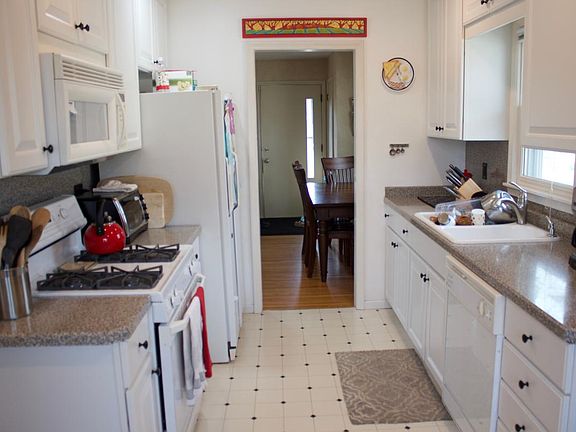 Spacious, Bright Kitchen