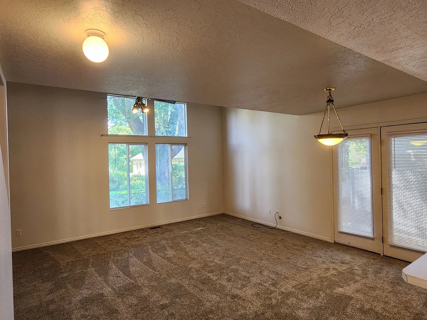 Spacious 3 Bedroom 2.5 Bathroom Townhouse in Bountiful — Photo 4