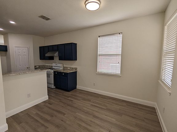 5th image of 733 Dandelion Dr