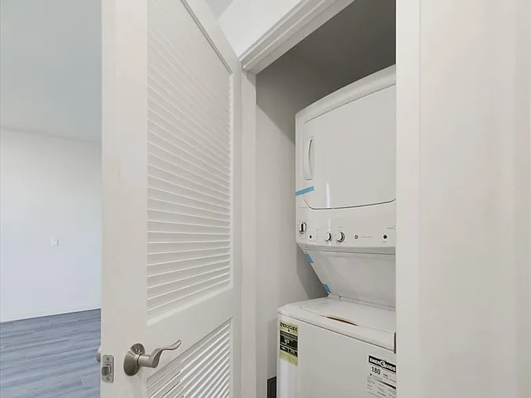 928 S Berendo St #301 — Photo 9