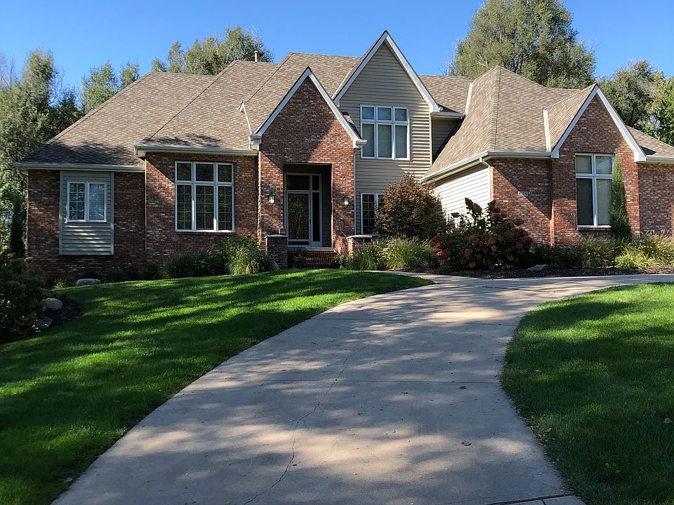 1st image of 820 S 205th St