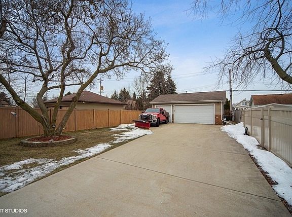 2nd image of 6323 N Sayre Ave