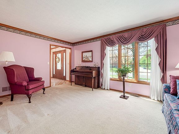4th image of 527 Deer Run Ct