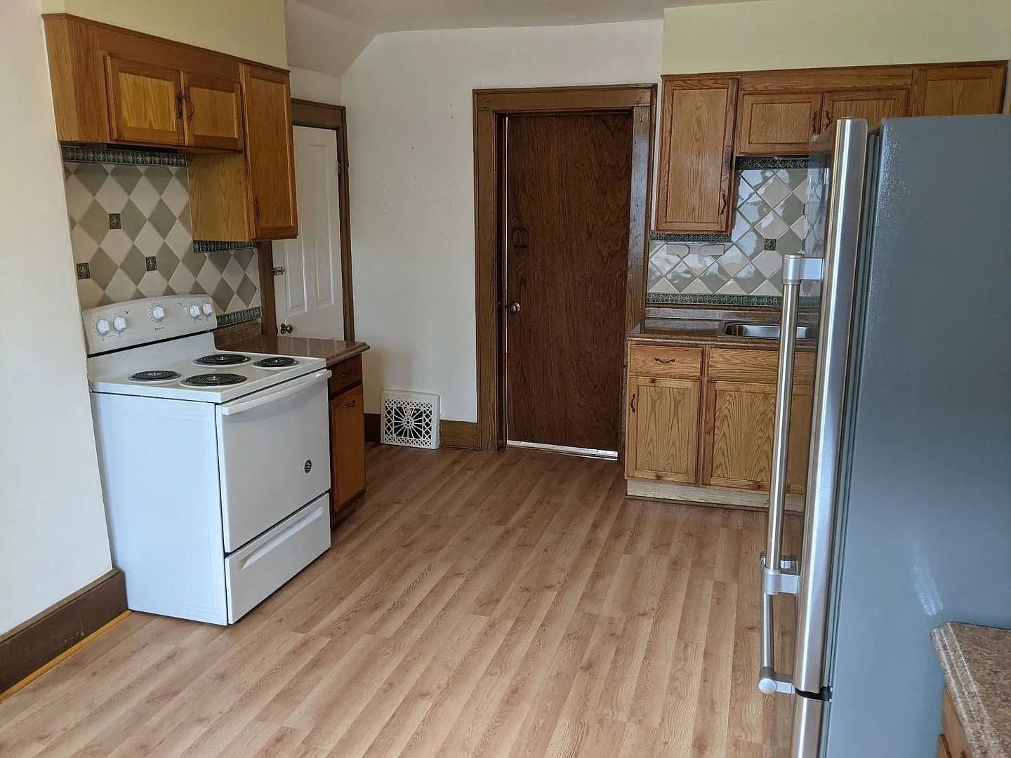 214 N State St — Photo 3