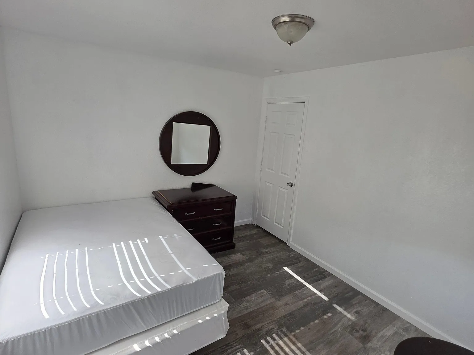 3 bed, 2.0 bath, 3477 sqft, $910 — Photo 2