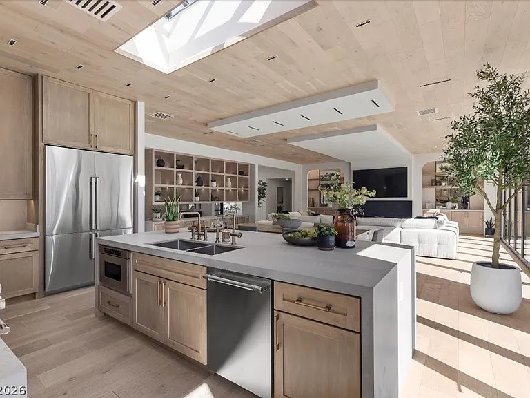 2401 Driftwood Dr — Photo 32