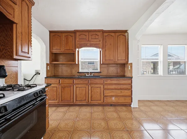 2634 Emmett St, Dallas, TX 75211