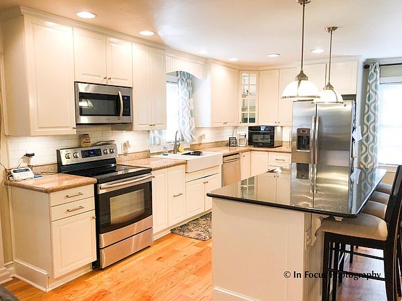 3rd image of 301 Leawood Dr