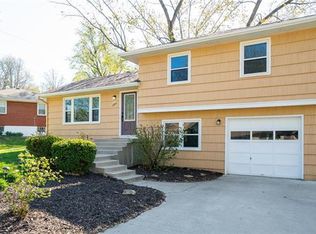 1209 Old Manor Rd, Liberty, MO 64068