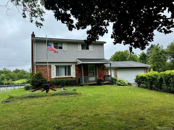 1295 E Rose Center Rd, Holly, MI 48442