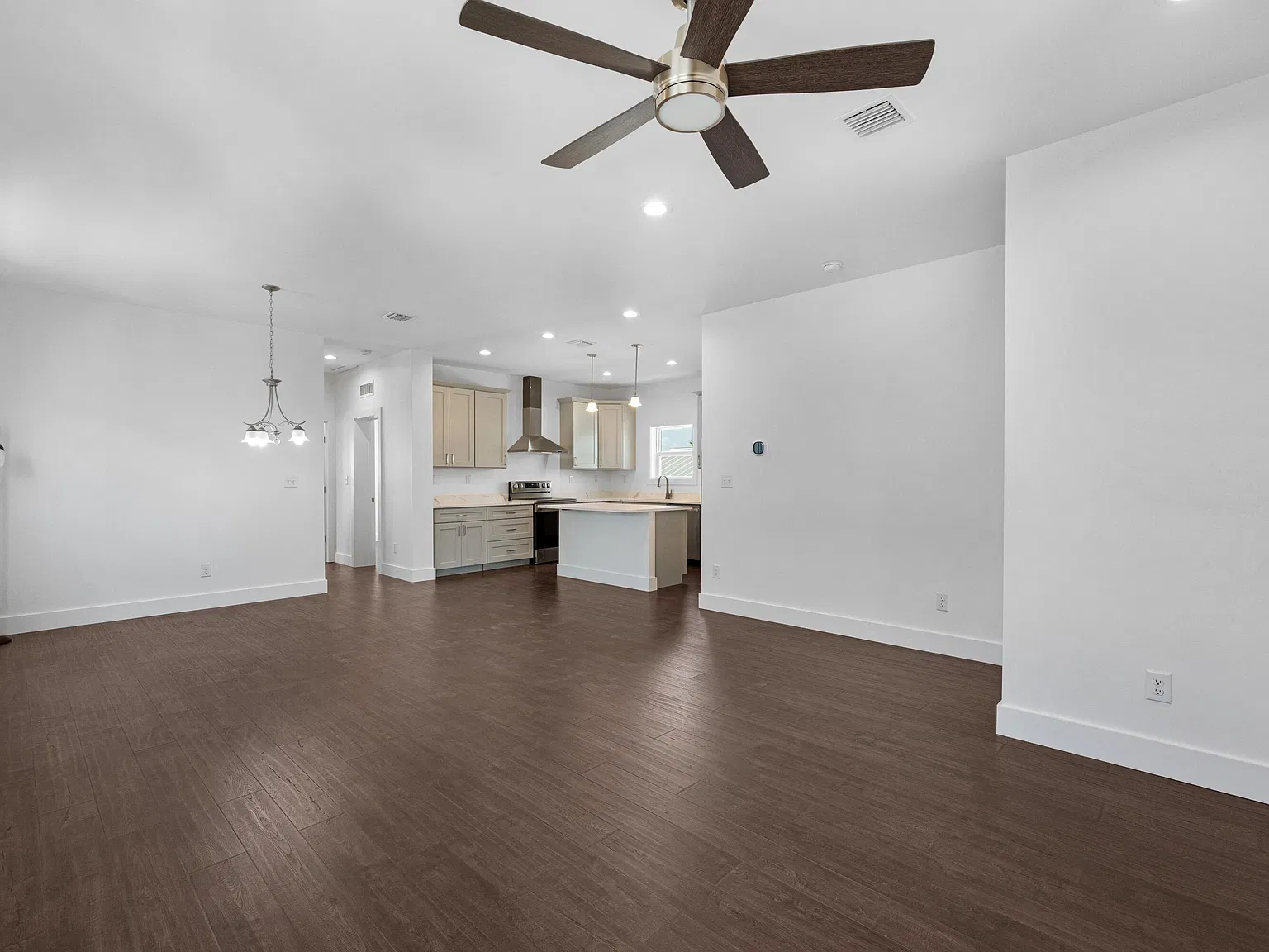 3 bed, 2.0 bath, 1500 sqft, $4,500 — Photo 4