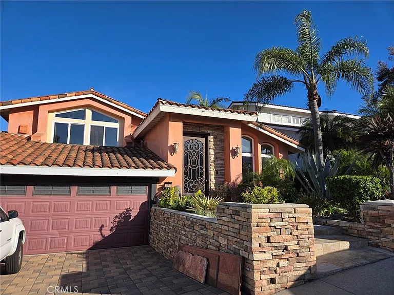 342 Lois Ln — Photo 2