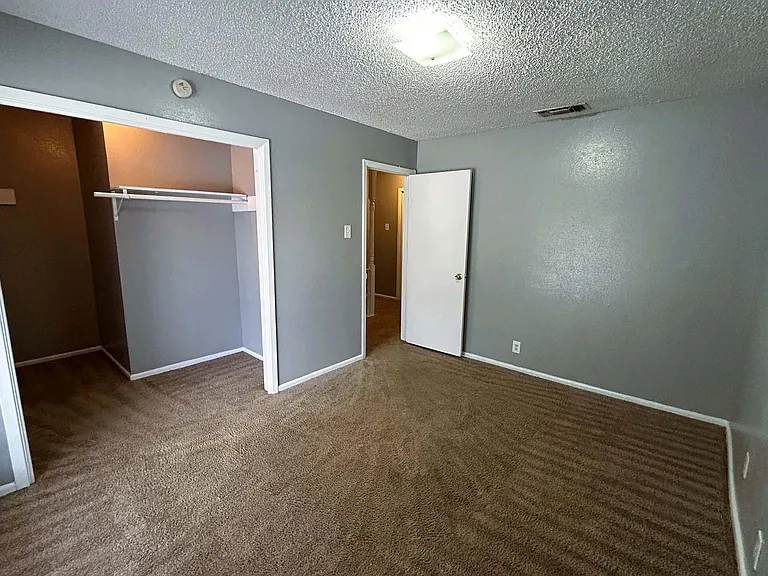 Uptown Heights & The Retreat at Uptown Heights — Photo 26