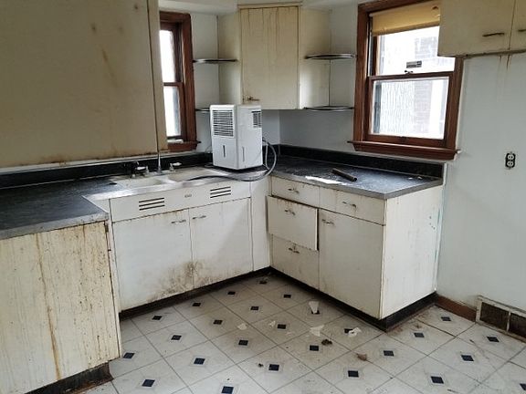 4th image of 1626 Catalpa Ave