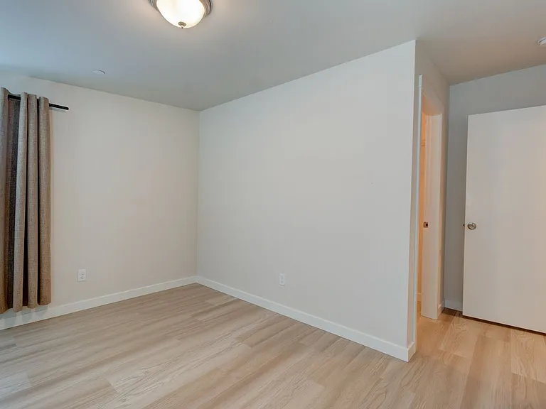 476 SE Barrington Dr #D — Photo 11
