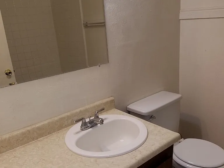 475-477 Delta Cir — Photo 3