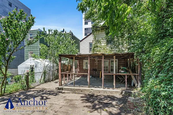 Rented by Anchor Associates | media 7