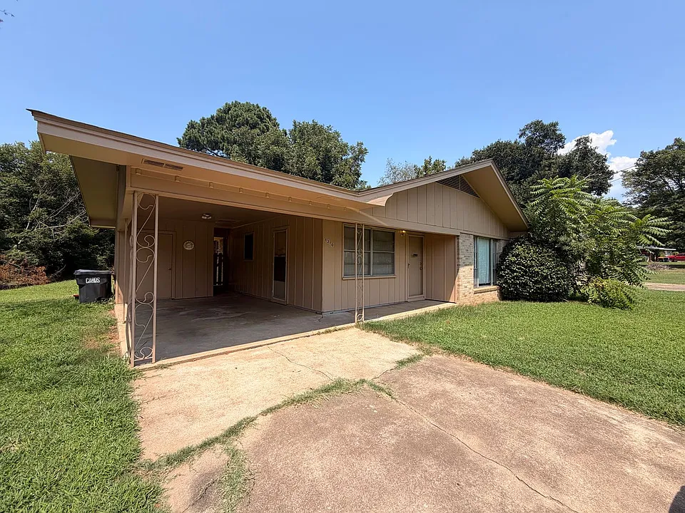 1310 Bradley Ln