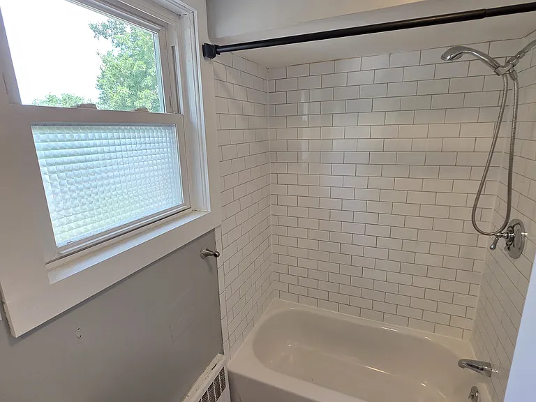  38 Drill St 2ndFlr 2B/1B GreatLocale! PrivEntry! Prkg NOPet Hardwoods — Photo 10
