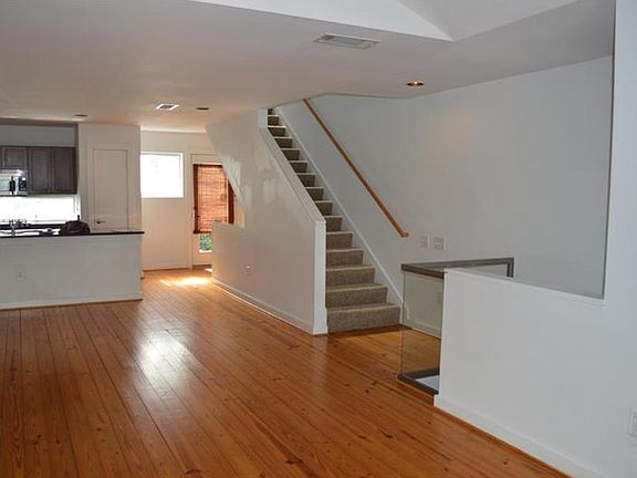 Living Room (2nd view)