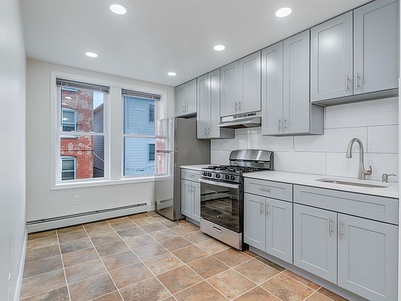 4th image of 101 W 49th St APT 4