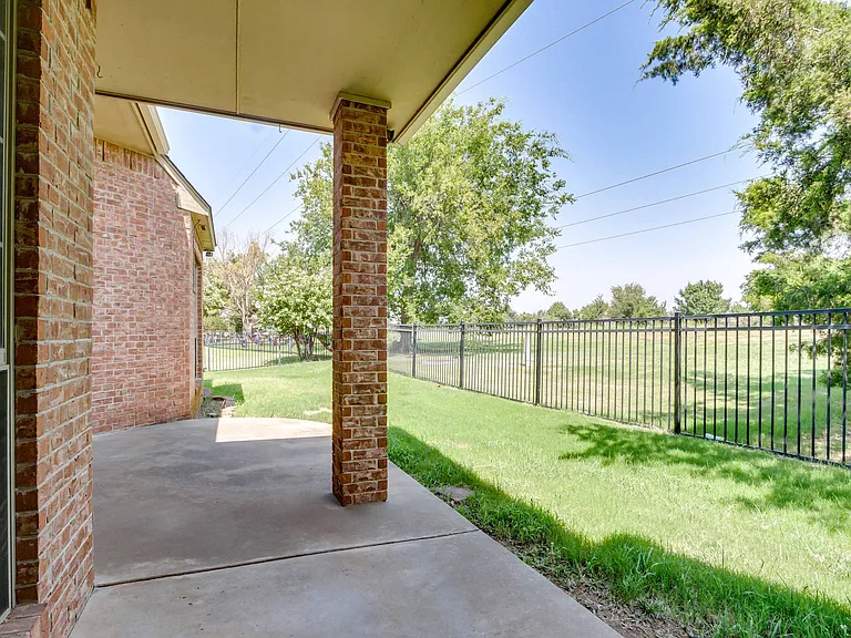 3341 Heritage Green Cir — Photo 60