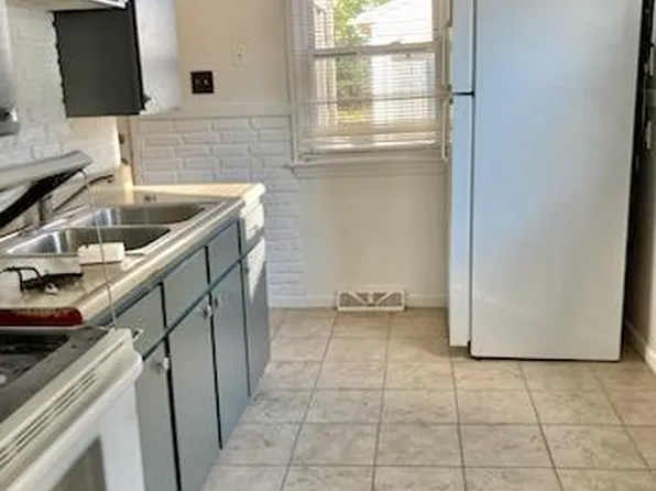 4320 Saint Leo Ln, Saint Ann, MO 63074