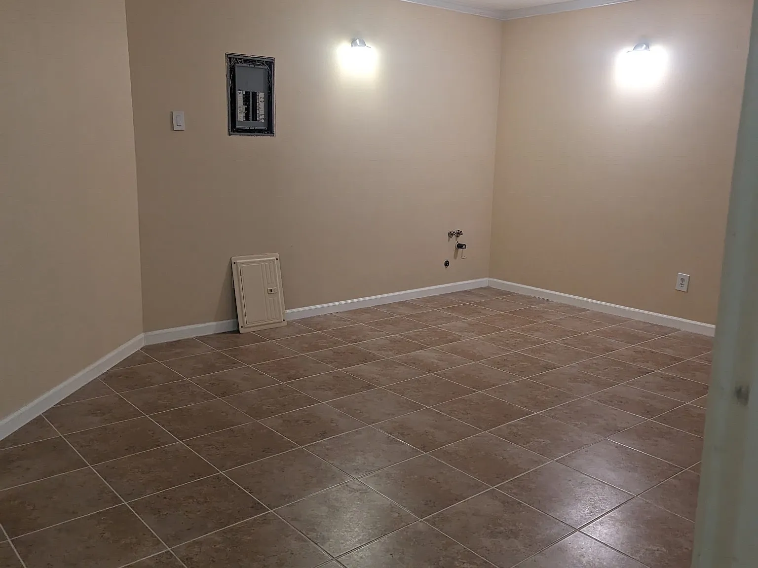 3 bed, 1.5 bath, 2550 sqft, $2,800 — Photo 1
