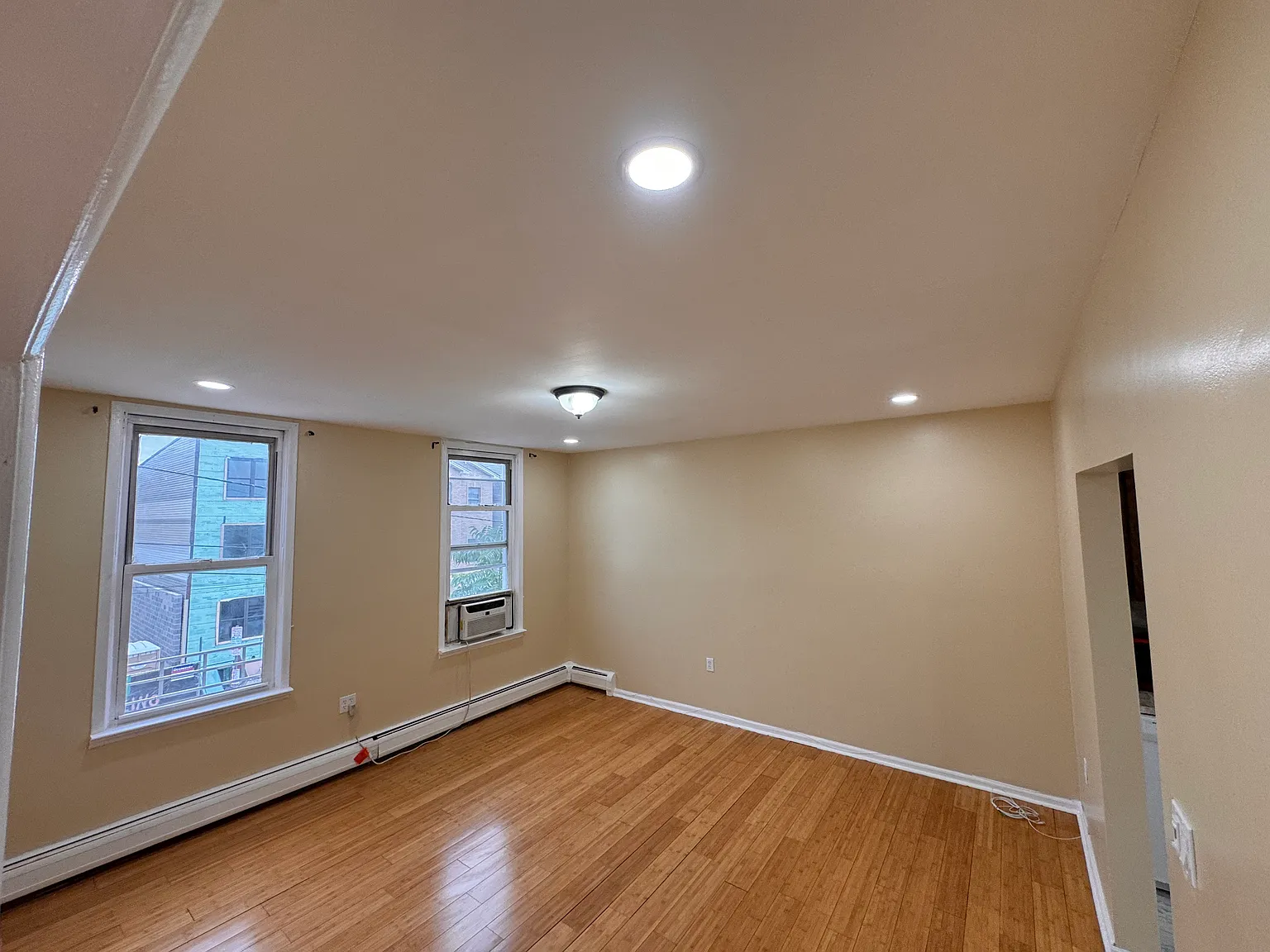 2 bed, 1000 sqft, $2,300 — Photo 1