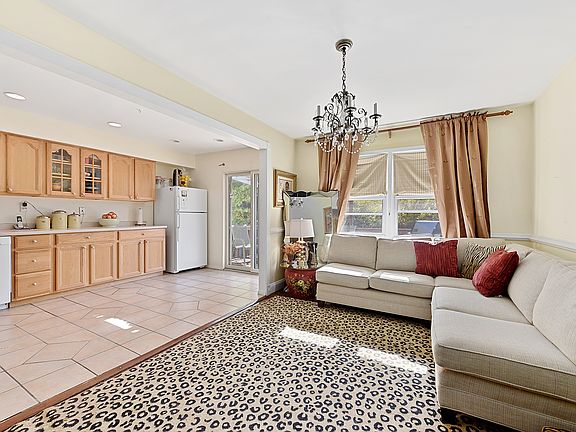 4th image of 2672 Evergreen St