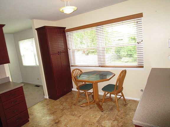 4th image of 16005 Woodlawn East Ave