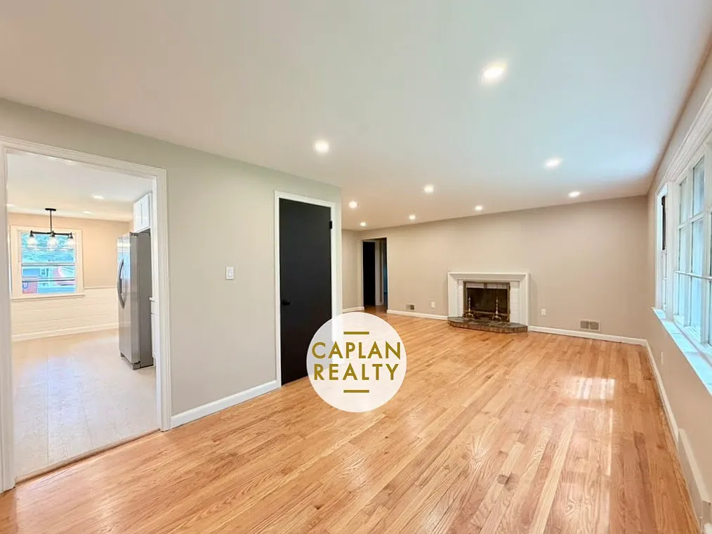 3 bed, 1.5 bath, 1366 sqft, $3,250 — Photo 2