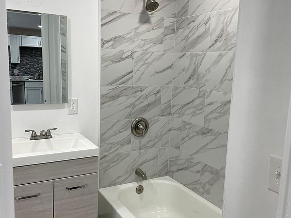 4th image of 2042 Quail St #4