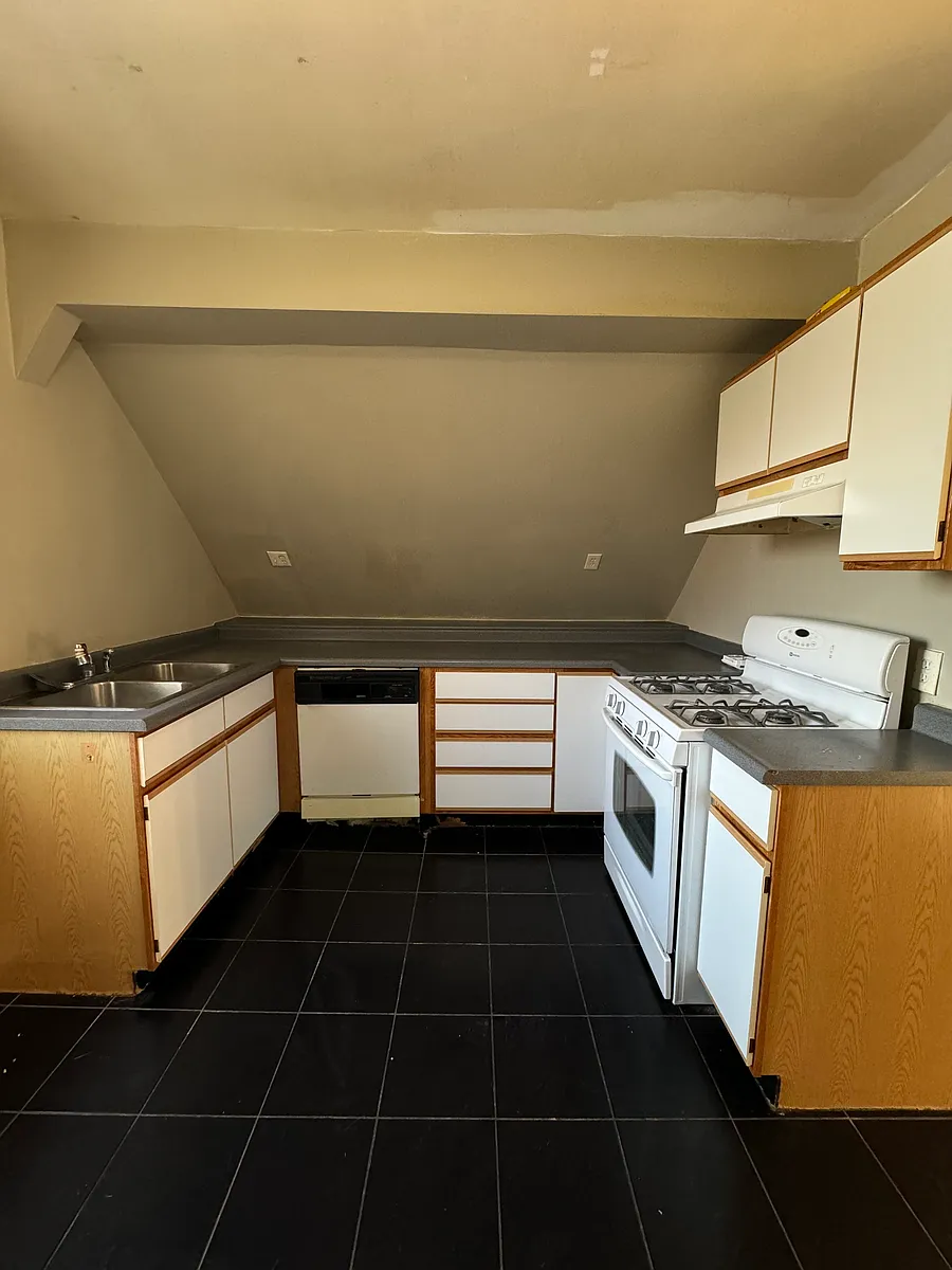 Building Photo - 348 Gladstone Ave #3