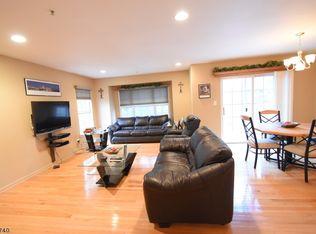 52 Lakeview Ct, Pompton Lakes, NJ 07442