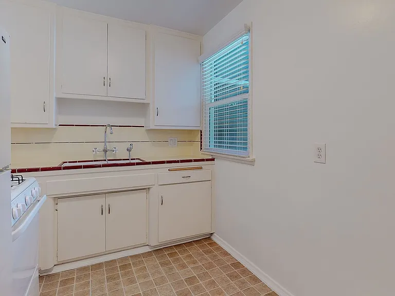 Westwood Hills Apartment — Photo 12