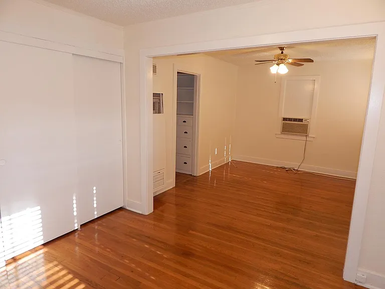 809 E Tujunga Ave — Photo 11