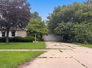 910 Hollycrest Dr, Champaign, IL 61821