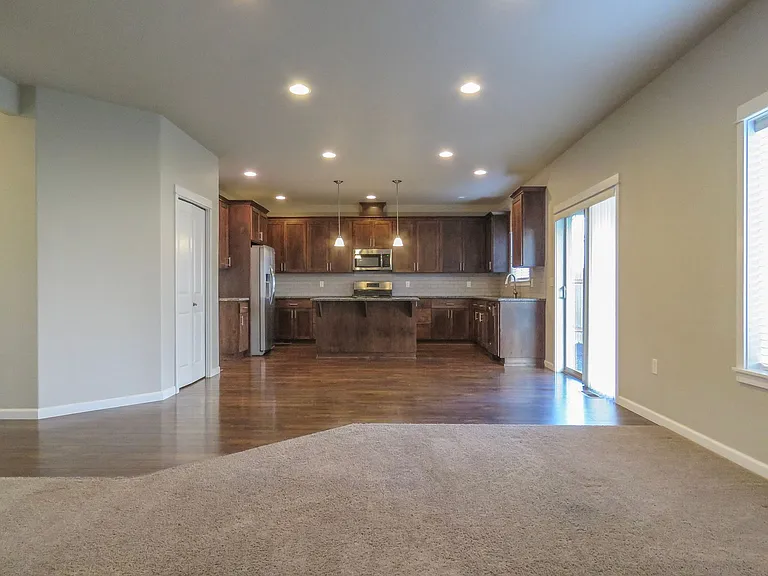 384 SW Mount Rainier St — Photo 13